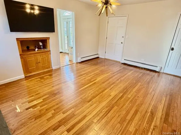 211 W Walnut St, Long Beach, NY 11561