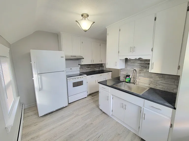56 W Oxford St — Photo 1