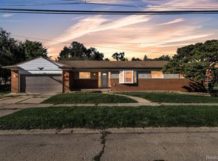 25016 Elmira, Redford, MI 48239