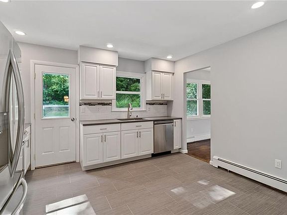 4th image of 11 Stanley Ct