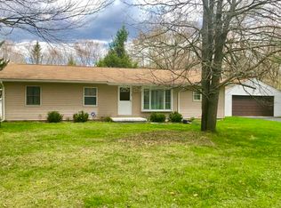5 Walters Ln, Gouldsboro, PA 18424