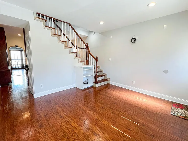 105 W 7th St — Photo 6
