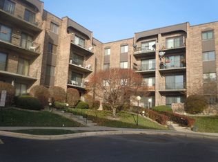 601 W Huntington Commons Rd #3, Mount Prospect, IL 60056