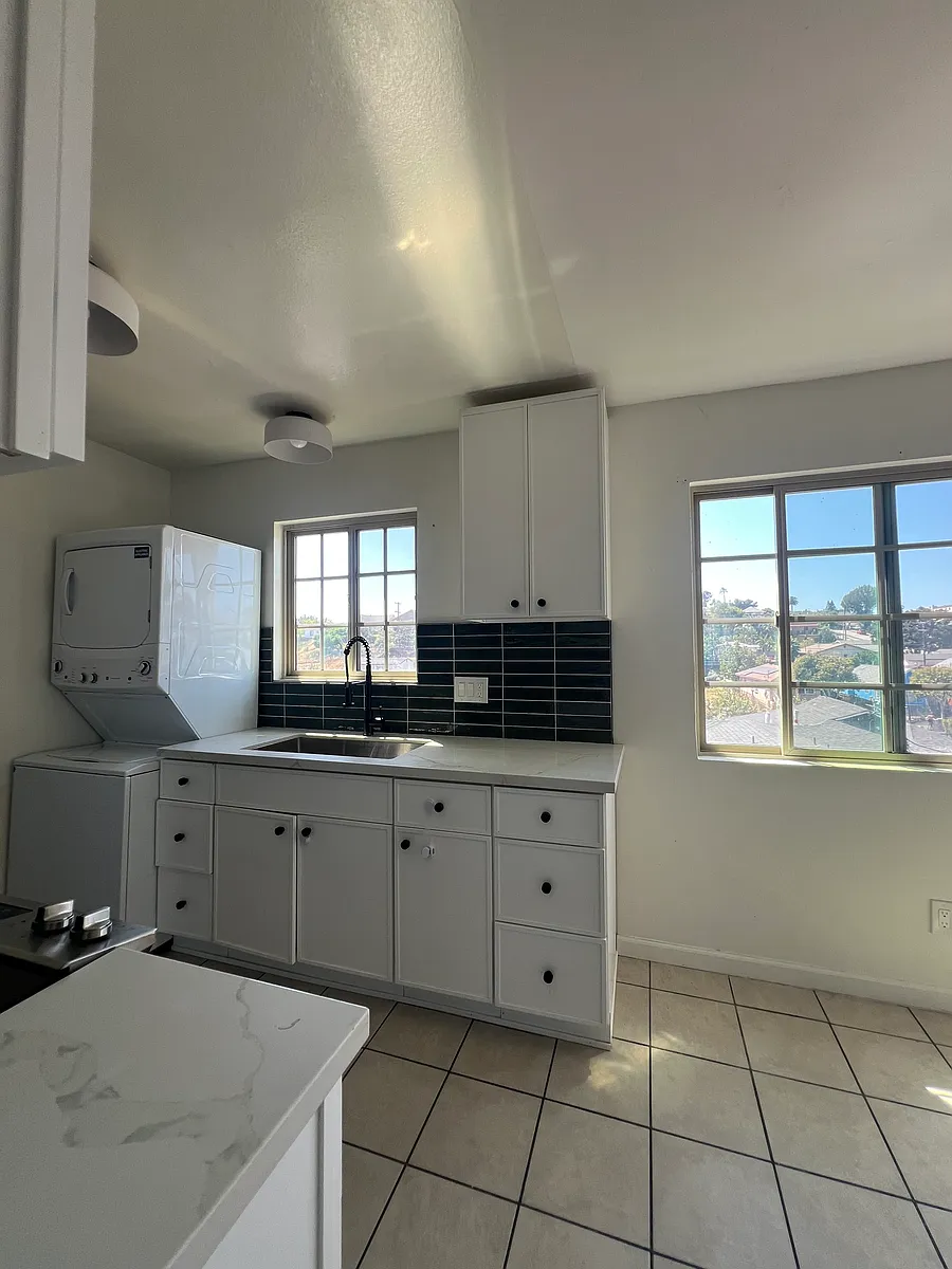Building Photo - 420 Hoitt St #8
