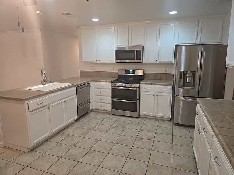708 Eucalyptus Ave — Photo 11