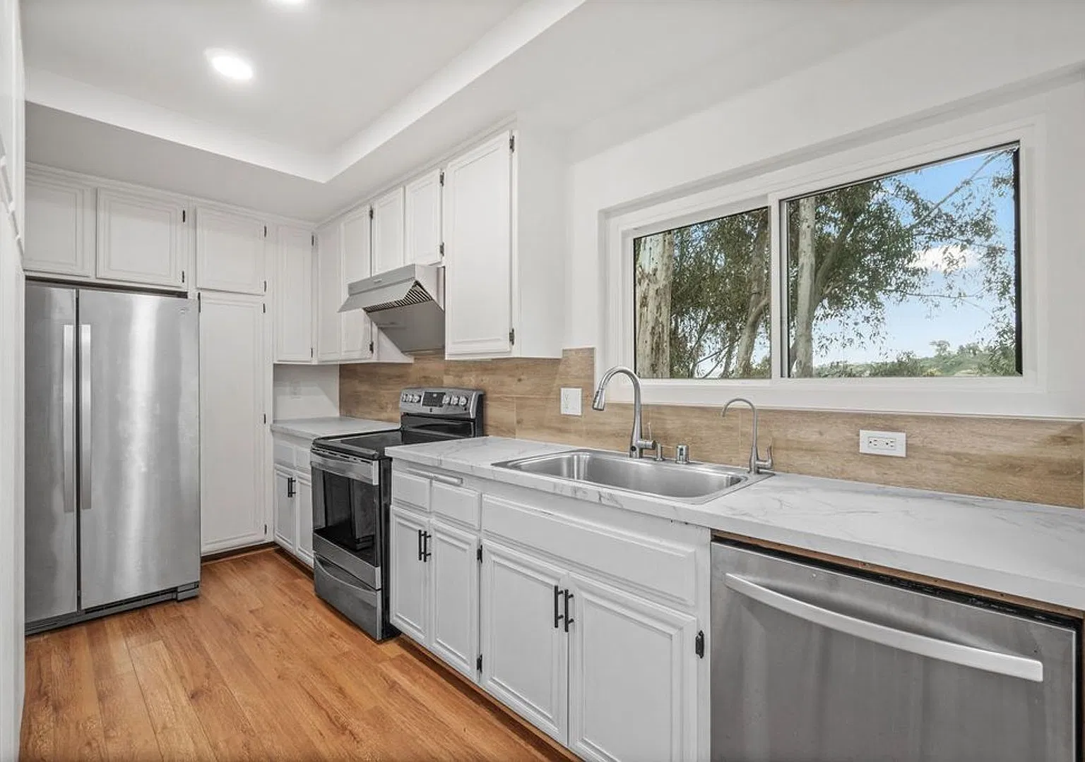 La Jolla UTC Refreshed 3 bd /2 ba Townhome with Garage, Private Patio, + Move-In Special ! — Photo 2