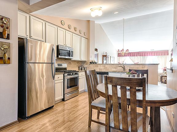 3rd image of 3047 Kentshire Cir