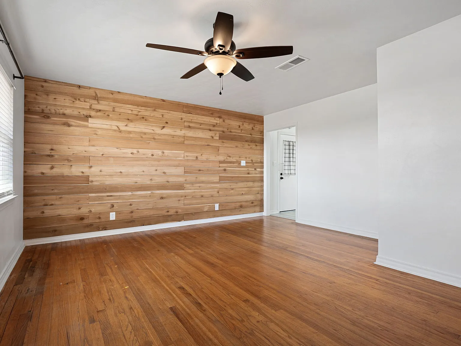 3 bed, 1096 sqft, $1,900 — Photo 3