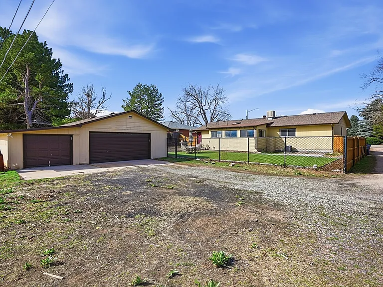 1040 S Fulton St — Photo 30