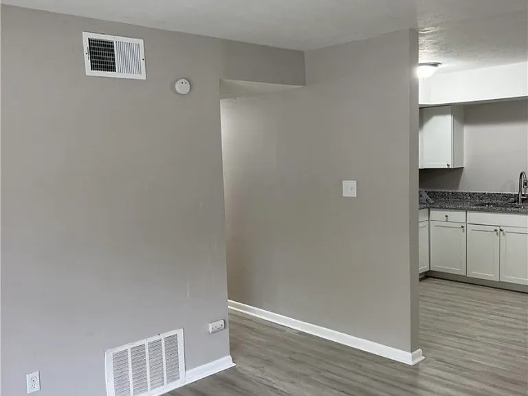 1445 Thelbert Dr — Photo 5