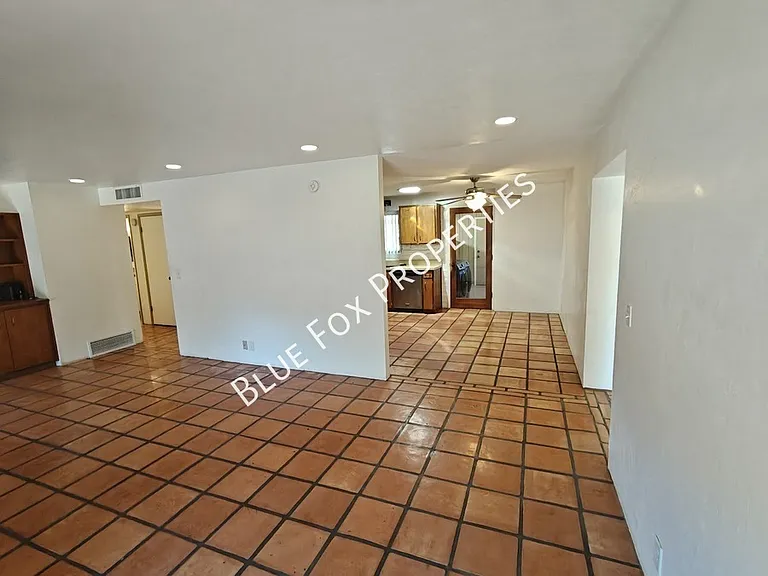 2781 W Calle Carapan — Photo 9