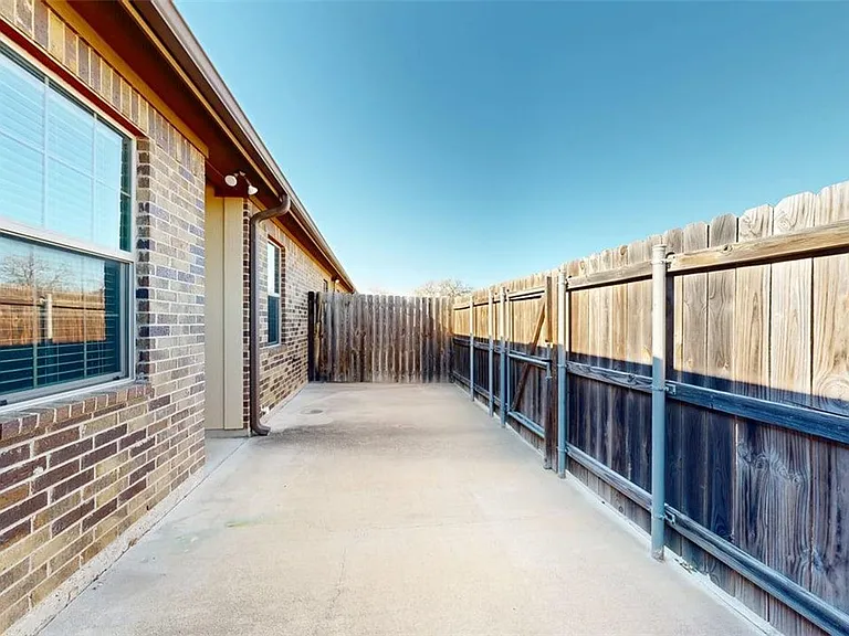 3009 Towers Pkwy — Photo 32