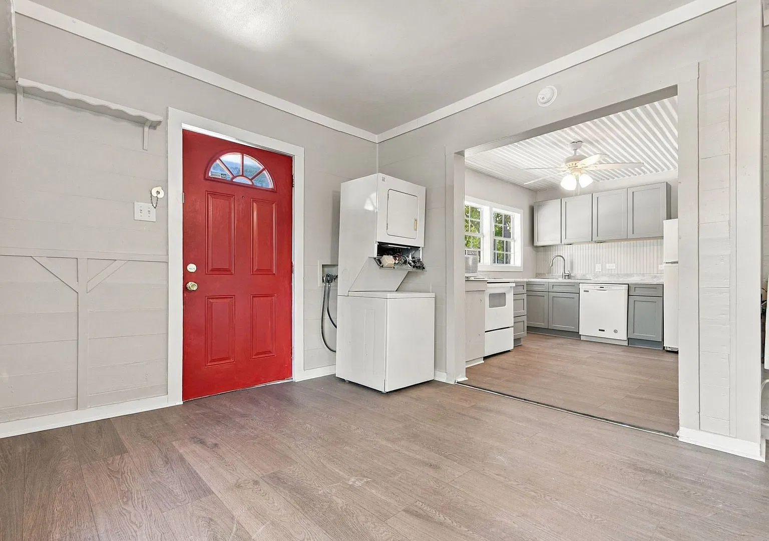 Cozy 2 Bedroom Home in Roosevelt Park — Photo 4