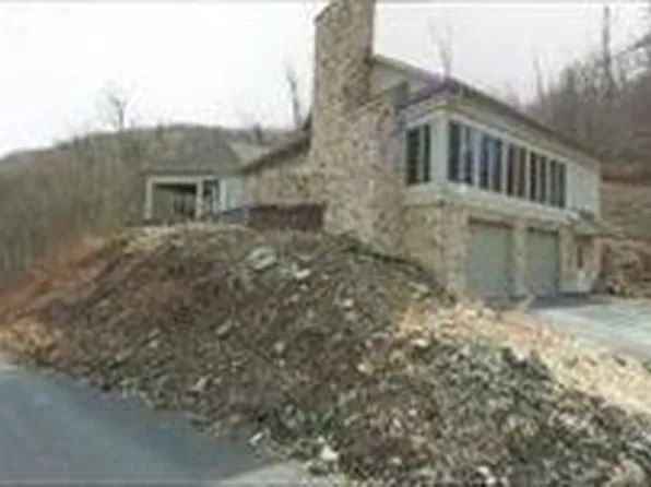 6028 River Dr, York, PA 17406