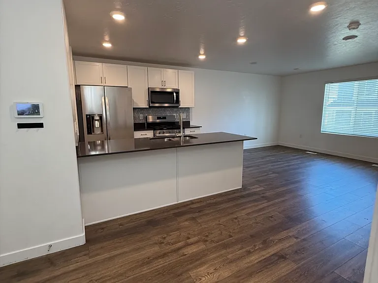 946 E Thunderbolt Ct — Photo 4