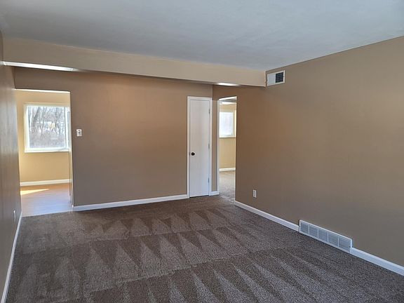 4th image of 10 Bruce Dr #1