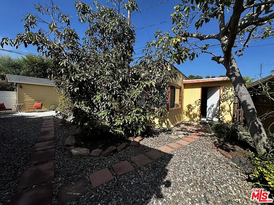 1 bed, 1.0 bath, 650 sqft, $3,200 — Photo 2