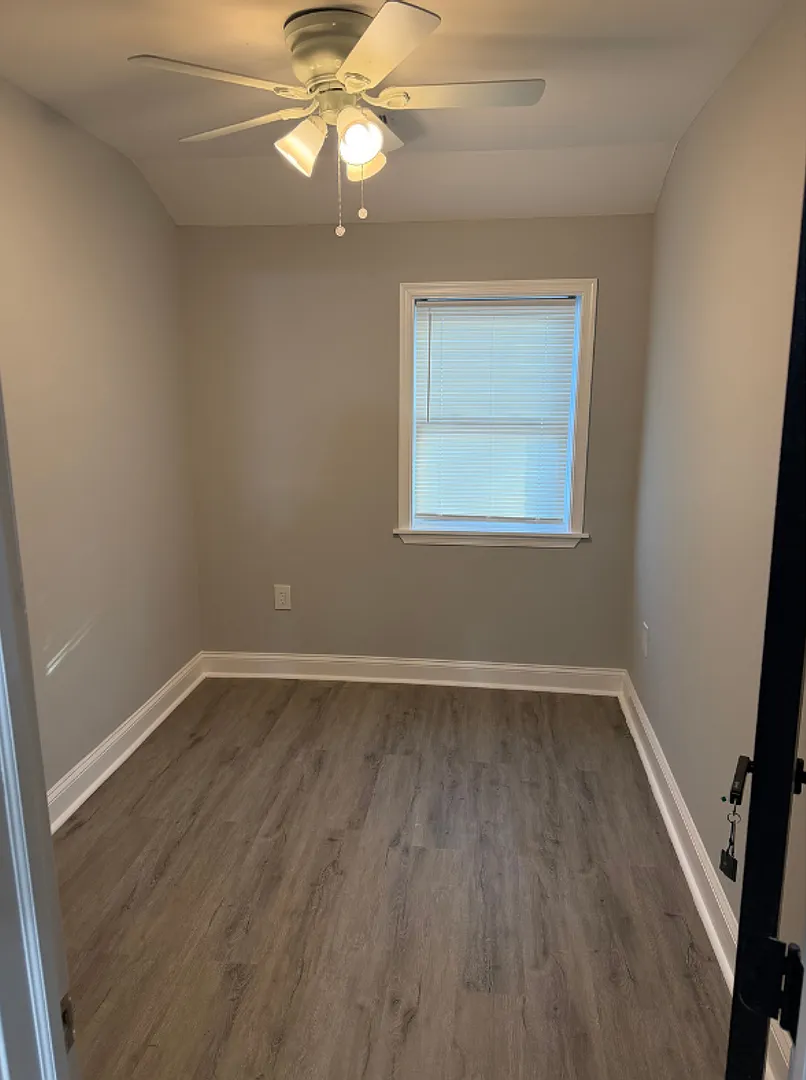 1271 Limit Ave $700 Private Room (Shared Bath) — Photo 4