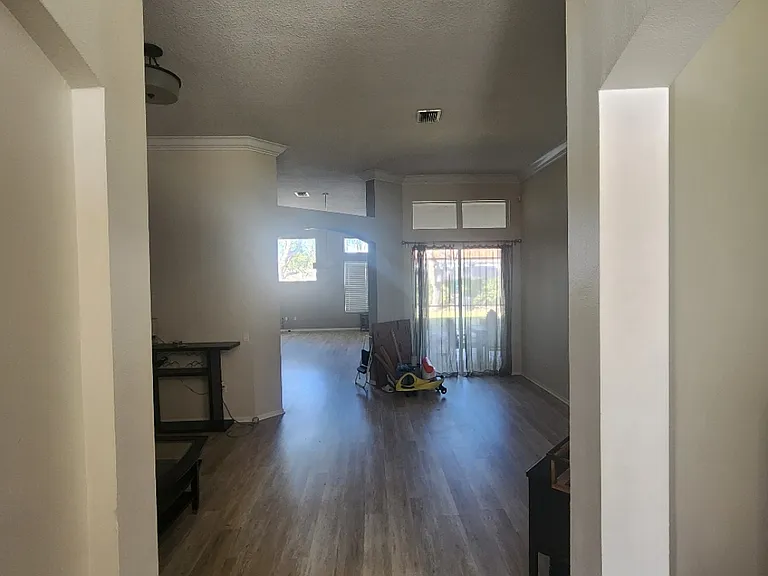 Home Entry 
(11ft Ceilings)