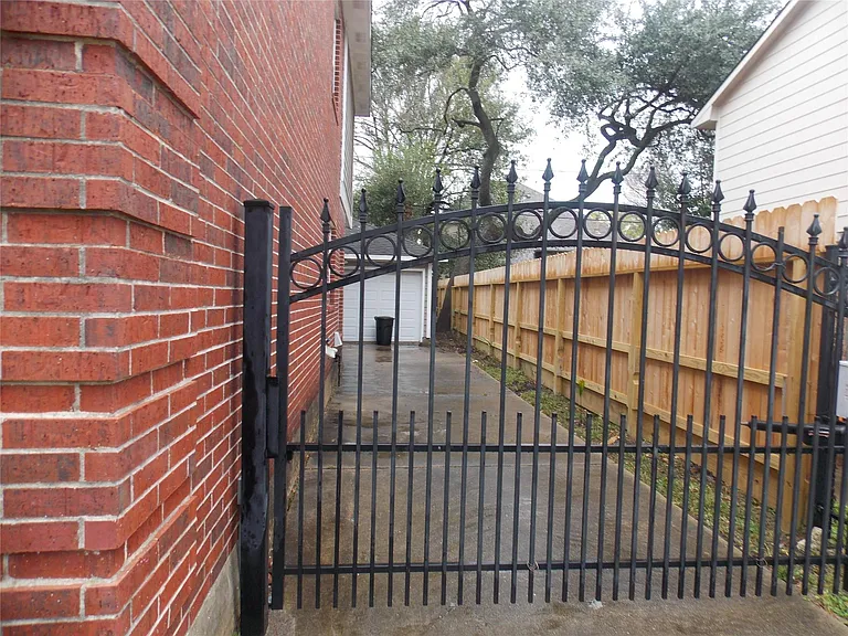 4418 Jane St — Photo 31