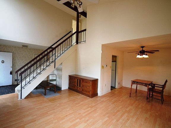 3rd image of 751 Sugarland Run Dr