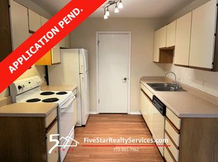 1320 Brook St APT M, Saint Charles, IL 60174