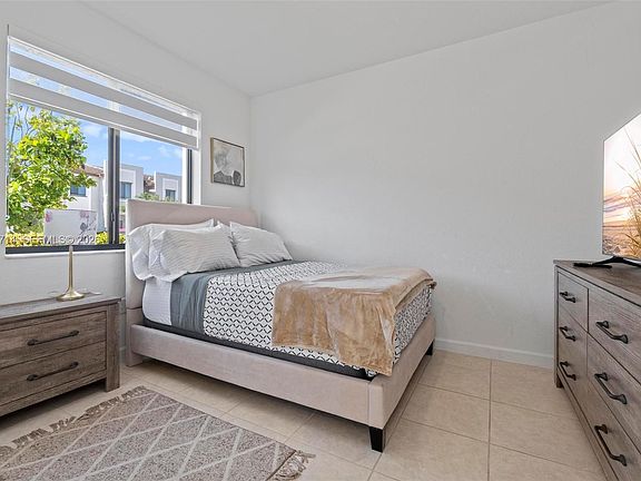 3rd image of 20655 NE 7th Pl