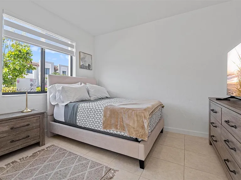 20655 NE 7th Pl — Photo 3