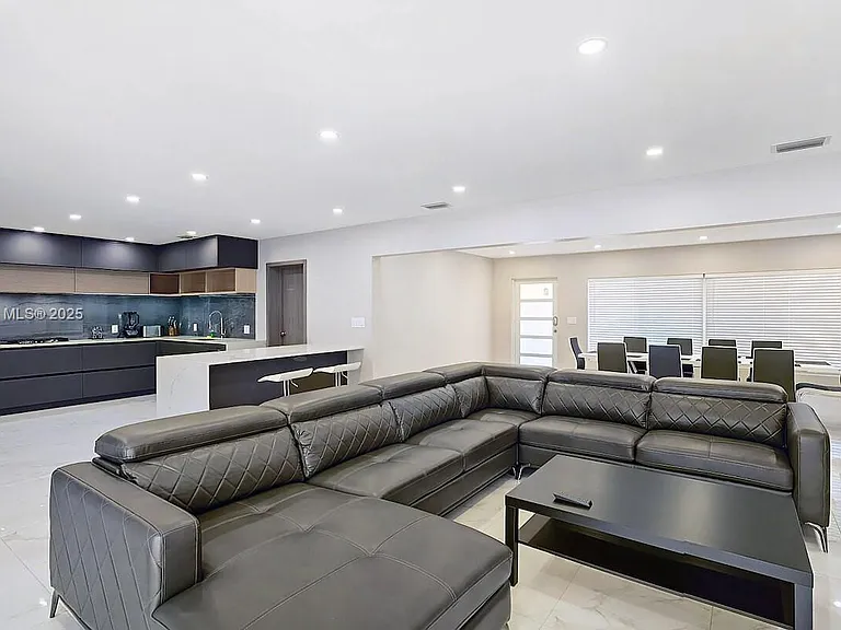 1218 Hollywood Blvd — Photo 15