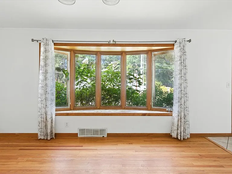 18 Maplewood Dr — Photo 12