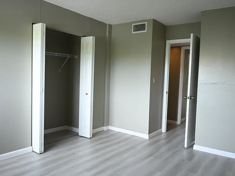2700 Cove Cay Dr #4G — Photo 9