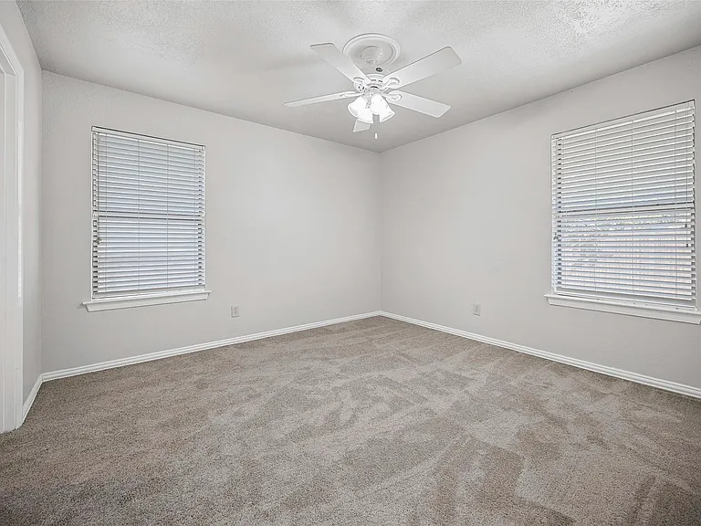 2011 Reverchon Dr — Photo 17