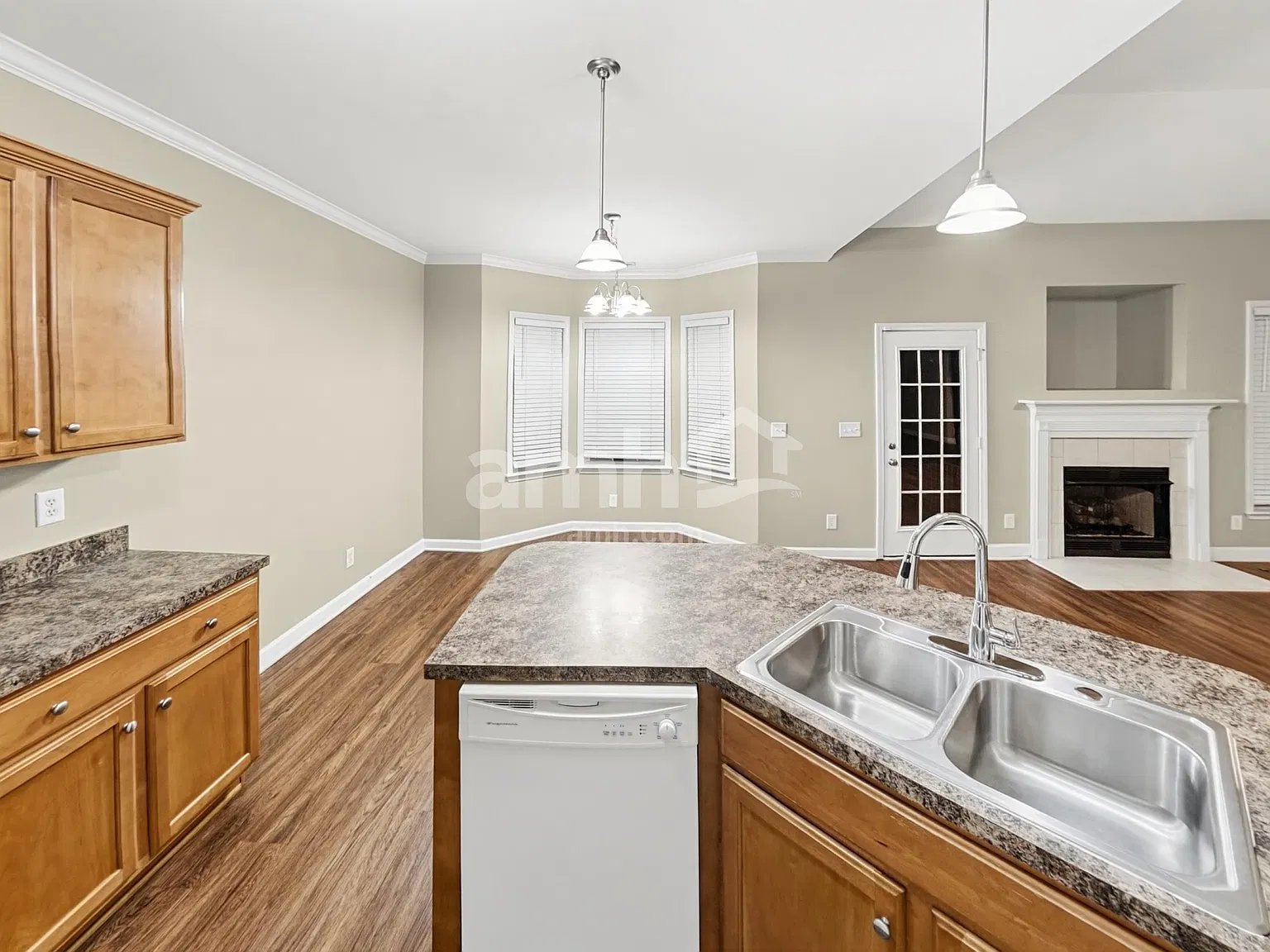 3 bed, 2.5 bath, 1975 sqft, $2,625 — Photo 4
