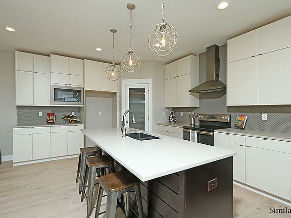 2nd image of 452 NE Monarch Dr