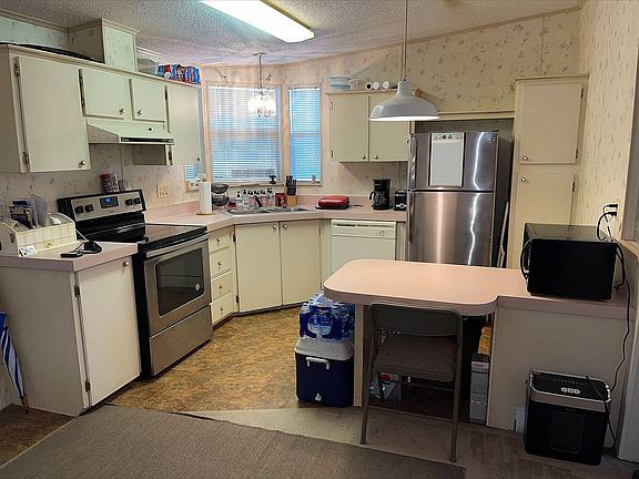 5th image of 528 Squire Ln