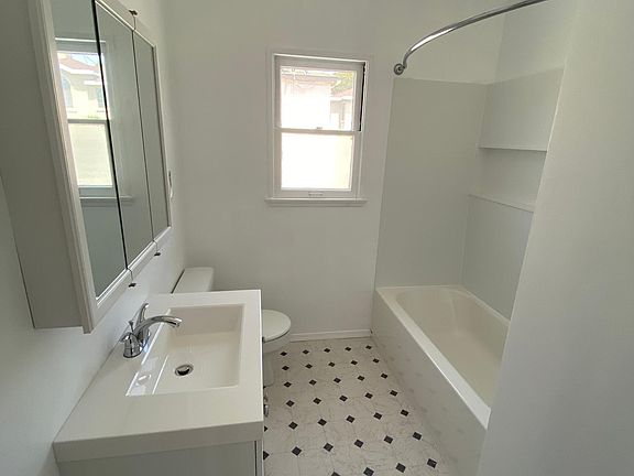 5th image of 1615 Centinela Ave #B