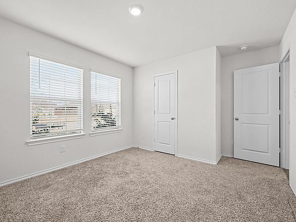 4th image of 1208 Fieldstone Ct