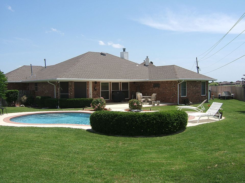  Large Back Yard With Pool