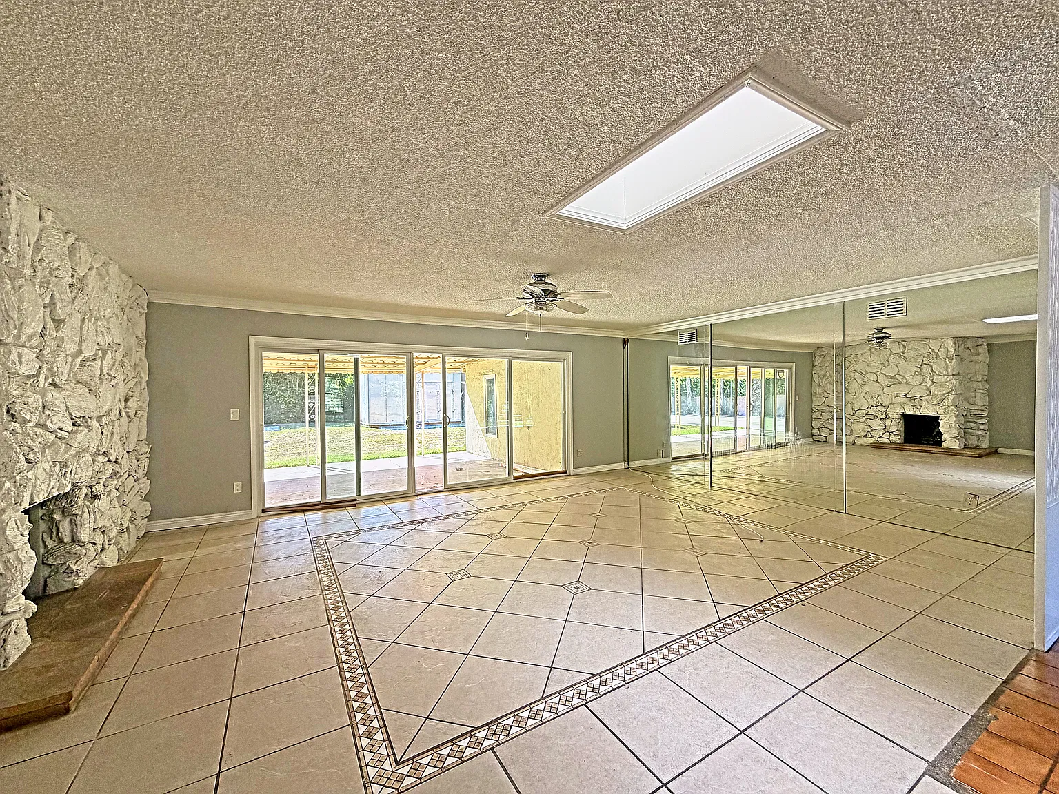 5 bed, 2418 sqft, $5,950 — Photo 3