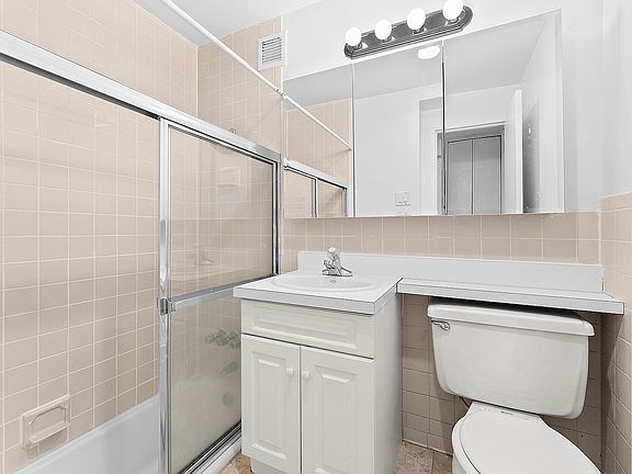 5th image of 201 E 12th St APT 402
