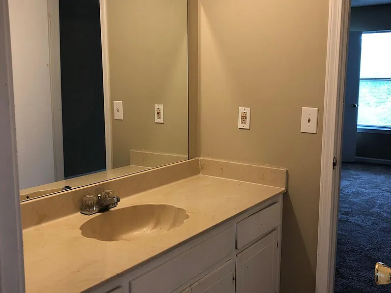 1241 N Graycroft Ave — Photo 5