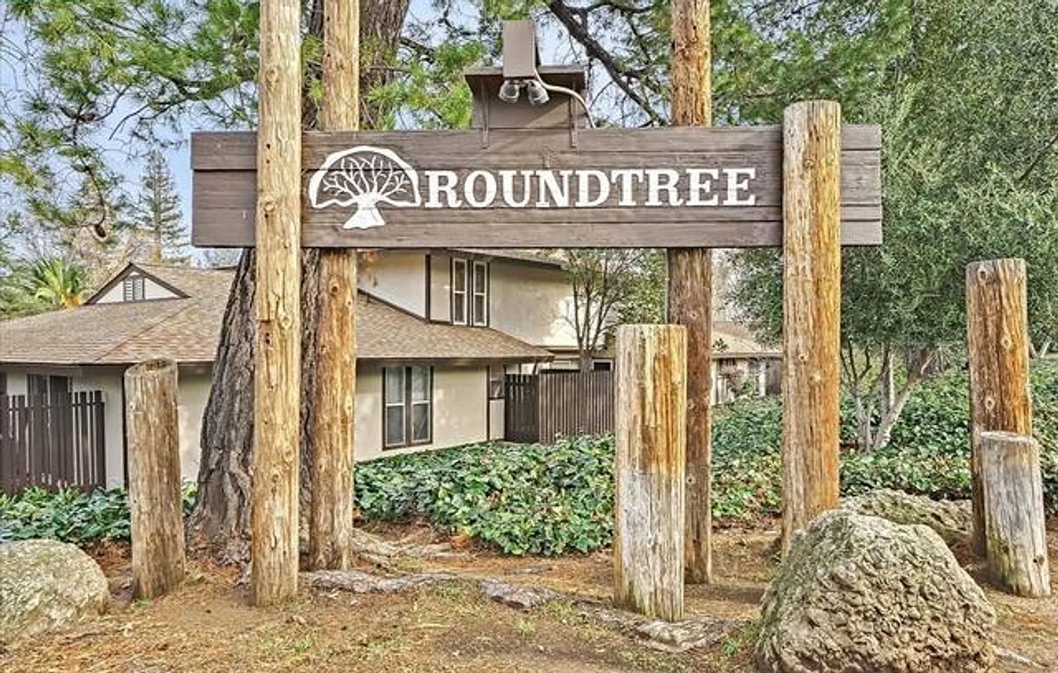 5488 Roundtree Dr APT E photo 1