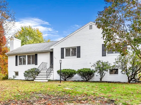 141 Hawthorne Ln, Concord, MA 01742