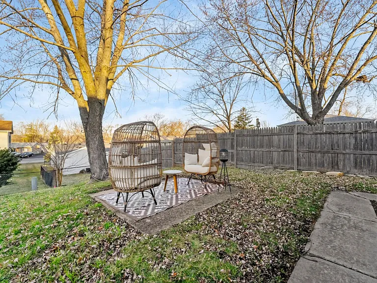 Galewood Dr — Photo 39