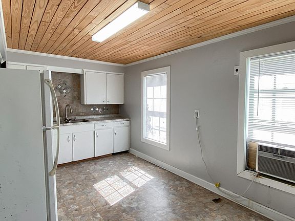 4th image of 908 Live Oak St