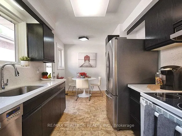 1 Sunderland Cres — Photo 11