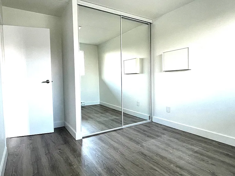 601 Dundas St E — Photo 11