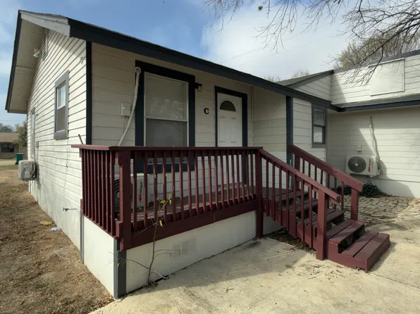1909 McDowell Ave #C, Jourdanton, TX 78026
