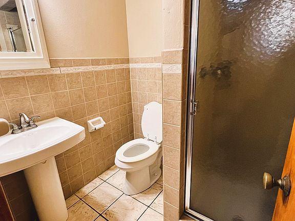 1016 S Clifton Bathroom_01202025