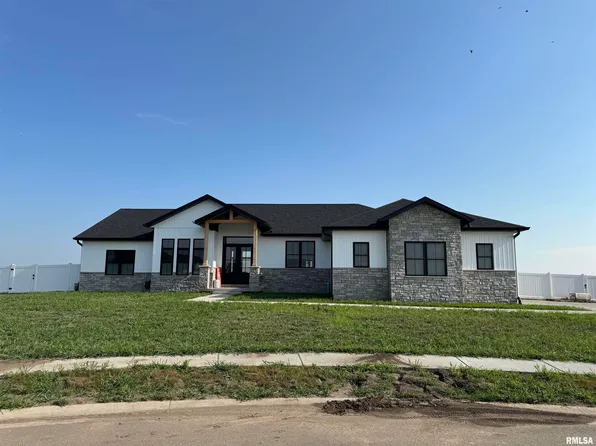 2012 High Pointe Dr, Chatham, IL 62629